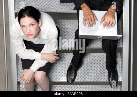 Le mani di un uomo e di una donna utilizzando laptop seduto sui gradini Foto Stock