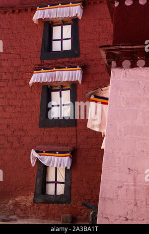 Il monastero di Ganden è un monastero buddista sul Monte Wangbur in Tibet. Fondata nel 1409 d.c. ma in gran parte distrutto nel 1959 dall'esercito cinese. Foto Stock