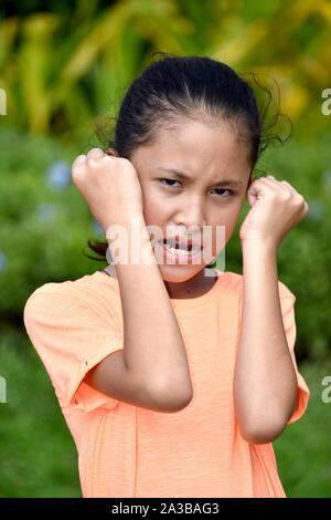 Una variegata femmina di adolescenti e di Rabbia Foto Stock