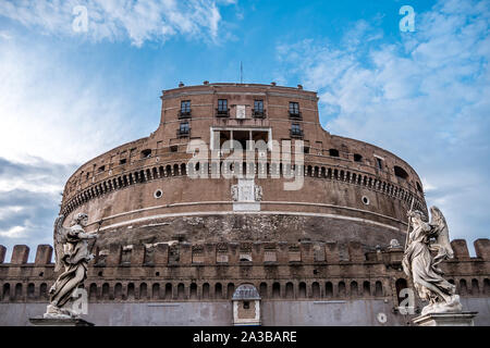 Vista del Sant' Angelo e statue di angelo figura di Sant' Angelo a ponte, Roma, Italia. Foto Stock