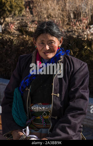 Un Khamba donna tibetana del Kham regione del Tibet orientale in pellegrinaggio a visitare il santo buddista siti in Lhasa, in Tibet. Foto Stock