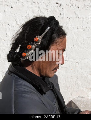 Un Buddista Tibetana da pellegrino il Kham regione del Tibet orientale visita il palazzo del Potala a Lhasa, in Tibet. Foto Stock