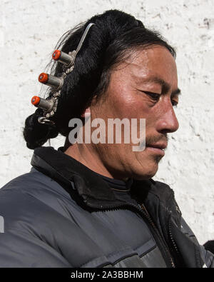 Un Buddista Tibetana da pellegrino il Kham regione del Tibet orientale visita il palazzo del Potala a Lhasa, in Tibet. Foto Stock