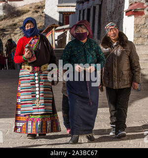 Pellegrini buddista, un uomo e due donne dal Kham regione del Tibet orientale, fare un religioso pellegrinaggio al monastero di Drepung vicino a Lhasa, in Tibet. Foto Stock