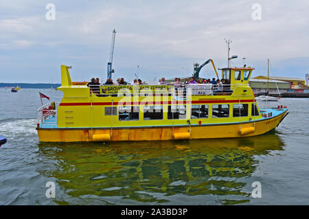 Le imbarcazioni da diporto " aiuto della regione dei laghi' traghetto parte Poole per il breve traversata a Brownsea Island nel porto di Poole. Foto Stock