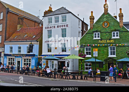 Le persone al di fuori seduta pub dal quayside.i bracci di Poole & il Porstmouth Hoy sono pub tradizionali. Ex magazzino di John Carter(Poole)Ltd. Foto Stock