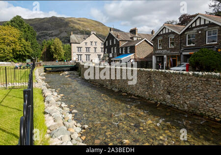 Guardando verso il basso il ponte Glenridding Bridge vicino a Ullswater in estate Lake District National Park Cumbria Inghilterra Regno Unito GB Gran Bretagna Foto Stock