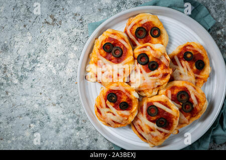 Halloween party per bambini food - pizza, salsiccia mummie, ragni Foto Stock