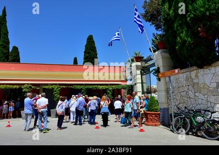 I turisti in attesa presso Palazzo Achilleion ingresso,Gastouri,l'isola di Corfù, isole Ionie, Grecia Foto Stock