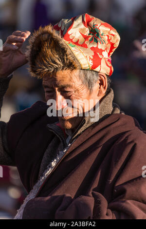 Un Buddista Tibetana da pellegrino il Kham regione del Tibet orientale circumambulating intorno il tempio del Jokhang a Lhasa, in Tibet. Foto Stock