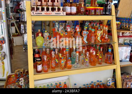 Tradizionale greco bevande souvenir,in vendita presso un negozio di Corfù Città Vecchia,,Corfu Corfu,Kerkira,Grecia,Isole Ionie Foto Stock