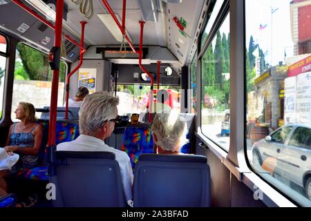 Anziani senior coppia sposata,mediante un servizio di autobus locale,,Corfu Corfu,Kerkira,Isole Ionie,Grecia Foto Stock