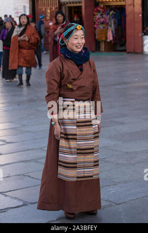 Un giovane Khamba donna tibetana del Kham regione del Tibet orientale su un pellegrinaggio per visitare luoghi santi in Lhasa, in Tibet. Indossa una tradizionale Foto Stock