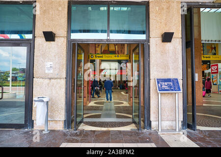 VERONA, Italia - circa maggio, 2019: ingresso alla stazione ferroviaria di Verona Porta Nuova. Foto Stock