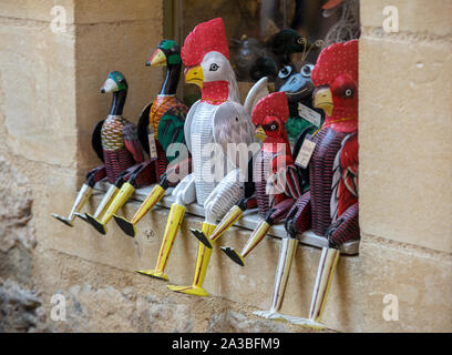 Sarlat la Caneda , Francia - 4 Settembre 2018: in legno colorato e oche galli al negozio di articoli da regalo a Sarlat la Caneda. Il Perigord, Francia Foto Stock