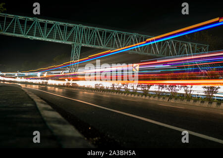 Una lunga esposizione fotografia di veicoli su Indian National Highway. Un colpo preso dalle autostrade del Kerala. Foto Stock