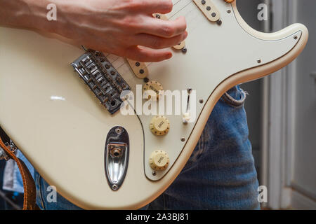 Ragazzo giocando a Fender Stratocaster chitarra elettrica Foto Stock