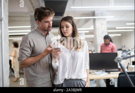 Ha sottolineato la gente di affari executive in tensione si sente preoccupati pensando di problemi Foto Stock