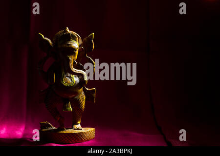 Ganesha legno figurine con copia spazio. Alto contrasto Foto Stock