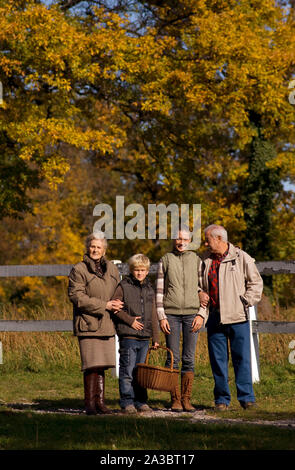 Nonni e nipoti, campagna Foto Stock