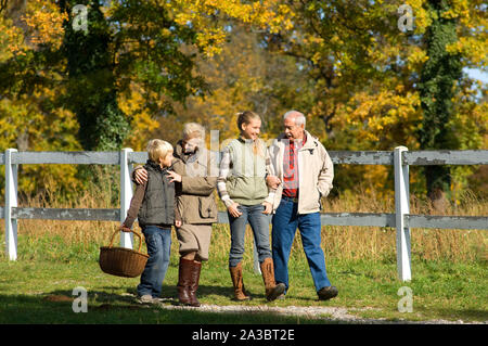 Nonni e nipoti, campagna Foto Stock