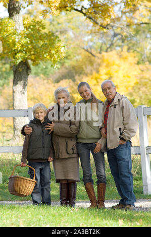 Nonni e nipoti, campagna Foto Stock