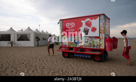 Cavallino-Treporti Italia 08 13 2019 gelati fornitori a piedi con il loro stand fuori della tempesta Foto Stock