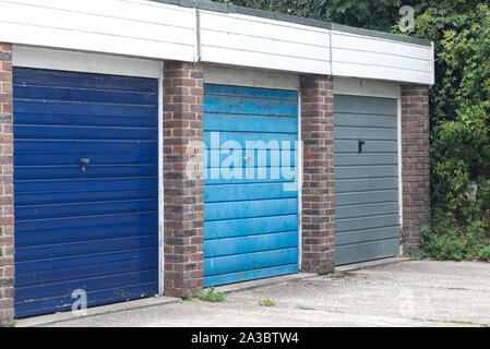 Vintage porte di garage su un consiglio estate in Londra Foto Stock