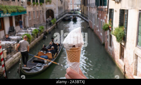 Un gelato in background in gondola a Venezia Foto Stock
