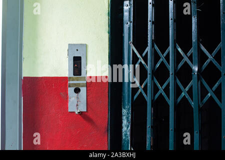 Il vecchio interruttore elevatore sulla parete Foto Stock