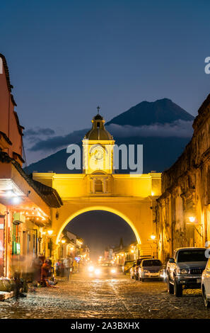 Arco de Santa Catalina e Volcan de Agua in Antigua Guatemala, America Centrale Foto Stock