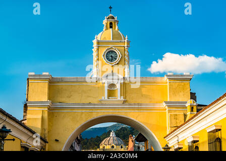 Arco de Santa Catalina e Volcan de Agua in Antigua Guatemala, America Centrale Foto Stock