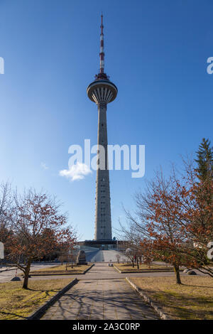 Tallinn TV Tower in bright sole primaverile Foto Stock