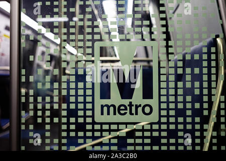 Washington DC, Stati Uniti d'America - 9 Giugno 2019: Washington Metropolitan Area Transit Authority WMATA metro logo sulla nuova serie 7000 treno Foto Stock