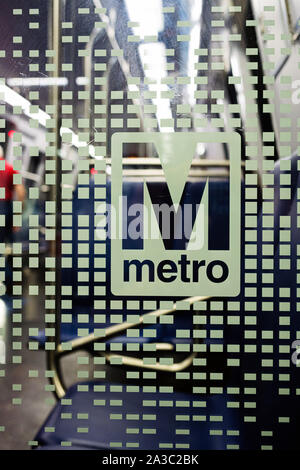 Washington DC, Stati Uniti d'America - 9 Giugno 2019: Washington Metropolitan Area Transit Authority WMATA metro logo sulla nuova serie 7000 treno Foto Stock