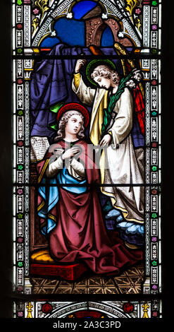 L'Annunciazione in vetro colorato, San Pietro e di san Paolo la Chiesa, Swalcliffe, Oxfordshire, England, Regno Unito Foto Stock