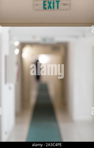 Segno uscita di emergenza sul massimale d'albergo. Foto Stock