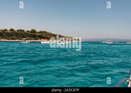 Sithonia, Grecia - 29 agosto 2019: laguna blu turchese baia e le spiagge in Diaporos Paradise Island,, Sithonia Halkidiki, Grecia del Nord Foto Stock