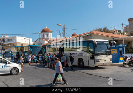 Rethymno, occidentale di Creta, Grecia. Settembre 2019. I viaggiatori imbarco autobus presso il Central Bus Terminal Foto Stock