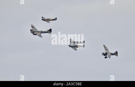 Bristol Blenheim, Westland Lysander e tre Supermarine Spitfires (G-CFGJ, G-l'AIST, G-CGUK) volare in formazione a 2019 Flying Legends Airshow di Foto Stock