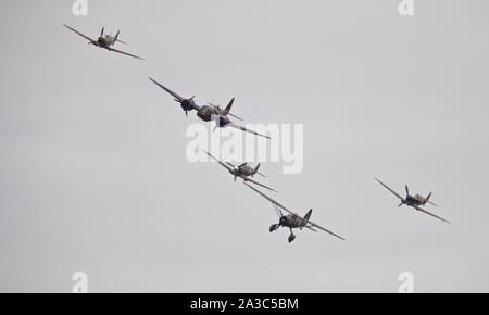 Bristol Blenheim, Westland Lysander e tre Supermarine Spitfires (G-CFGJ, G-l'AIST, G-CGUK) volare in formazione a 2019 Flying Legends Airshow di Foto Stock
