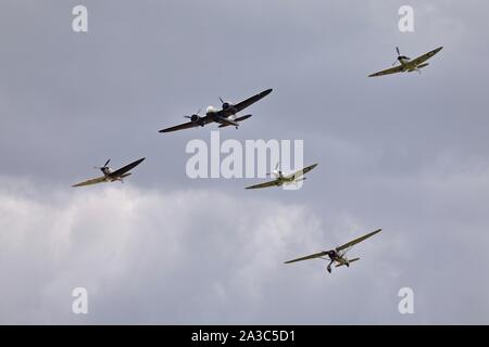 Bristol Blenheim, Westland Lysander e tre Supermarine Spitfires (G-CFGJ, G-l'AIST, G-CGUK) volare in formazione a 2019 Flying Legends Airshow di Foto Stock