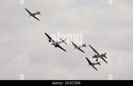 Bristol Blenheim, Westland Lysander e tre Supermarine Spitfires (G-CFGJ, G-l'AIST, G-CGUK) volare in formazione a 2019 Flying Legends Airshow di Foto Stock