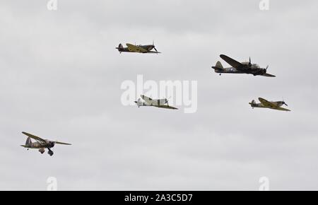 Bristol Blenheim, Westland Lysander e tre Supermarine Spitfires (G-CFGJ, G-l'AIST, G-CGUK) volare in formazione a 2019 Flying Legends Airshow di Foto Stock