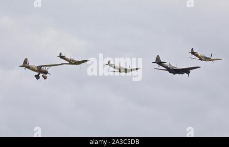 Bristol Blenheim, Westland Lysander e tre Supermarine Spitfires (G-CFGJ, G-l'AIST, G-CGUK) volare in formazione a 2019 Flying Legends Airshow di Foto Stock