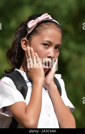 Scioccato giovane ragazza Filipina studente uniforme da indossare Foto Stock