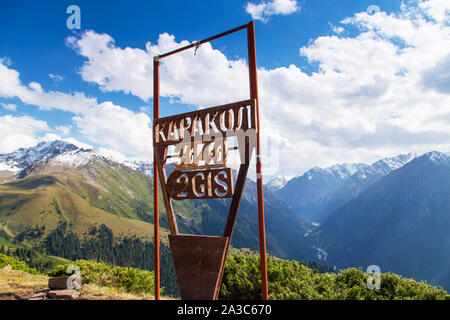 In Kirghizistan, Karakol ski resort - Agosto 22, 2019. Estate paesaggio di montagna in alta montagna. Alberi di alto fusto di alberi di Natale, ski-lift a sci Foto Stock