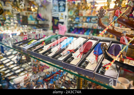 Venezia, Italia - circa maggio, 2019: quill penne sul display in un negozio a Venezia. Foto Stock