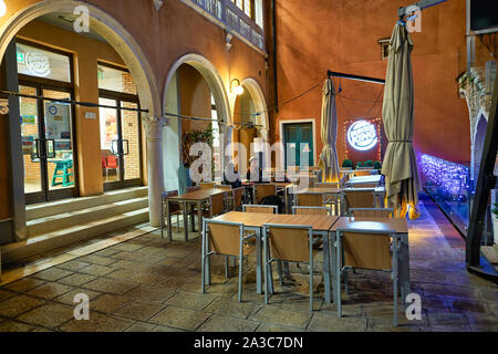 Venezia, Italia - circa maggio, 2019: Burger King ristorante Venezia di notte. Foto Stock