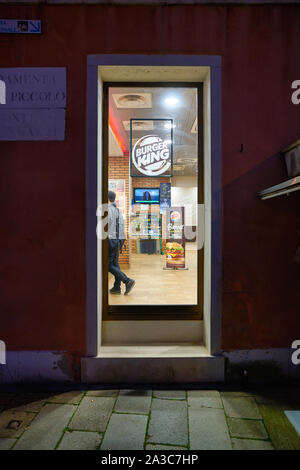 Venezia, Italia - circa maggio, 2019: Burger King ristorante Venezia di notte. Foto Stock